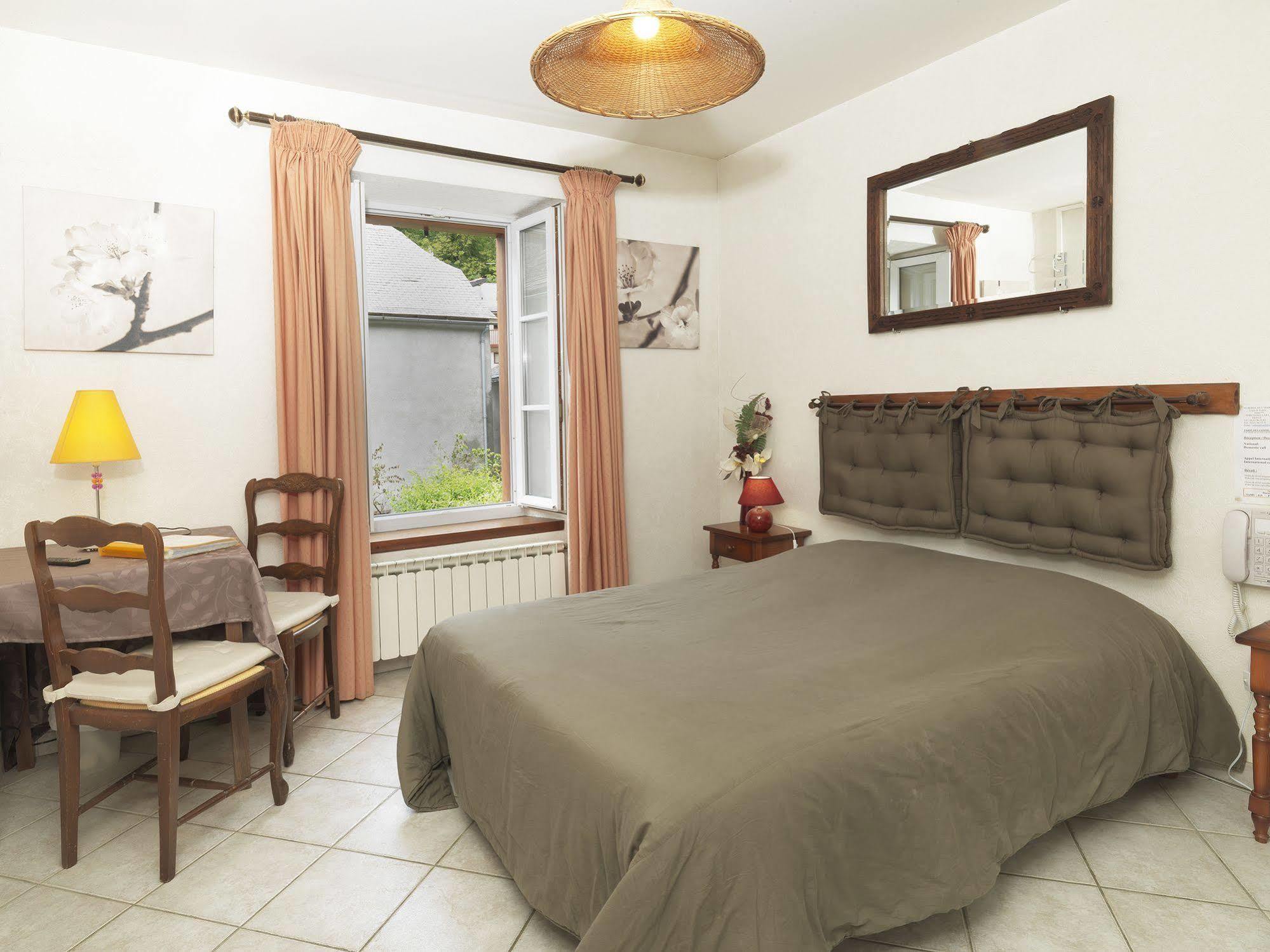 Auberge De L'Isard Saint-Denis  Exteriör bild